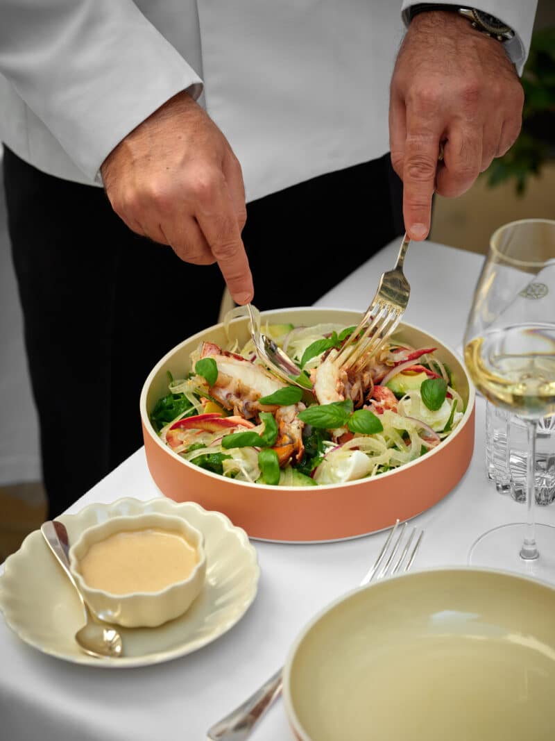 http://20240925ilcaffeSalade%20de%20homard%20au%20basilic,%20tomates,%20mozzarella%20et%20avocat©JulieLimont%20037